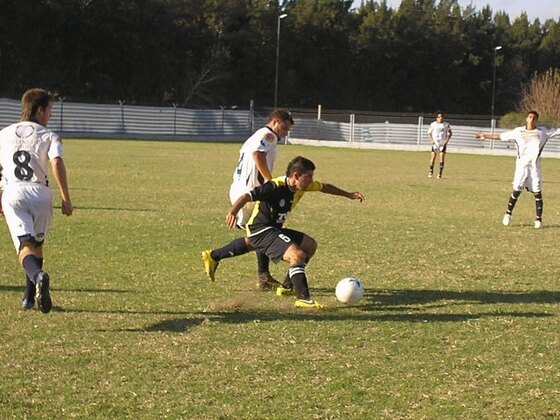 Uno de los volantes centrales, Diego Dávila, aguanta la pelota ante la presión de Bonacci.