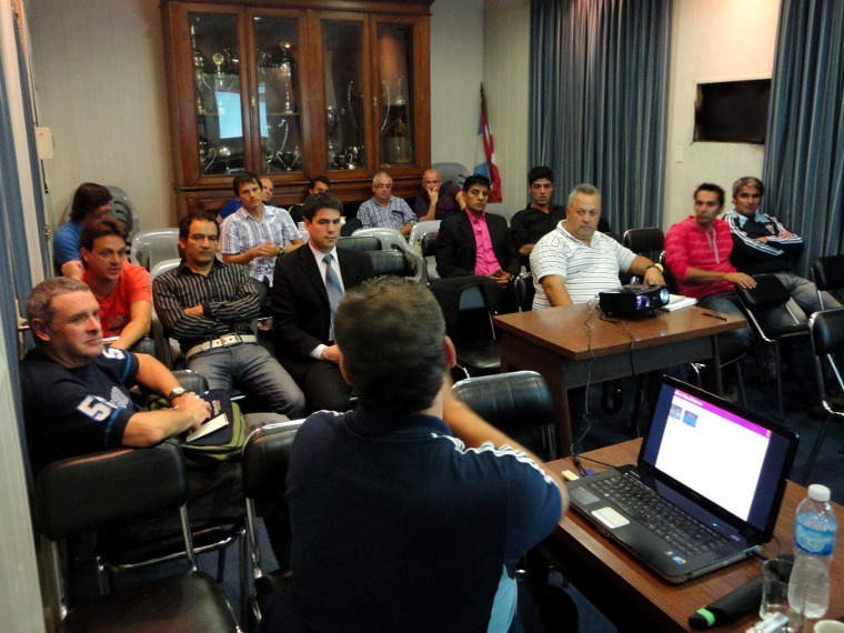 Los árbitros de Rosarina recibiendo la capacitación de los instructores de A.F.A.
