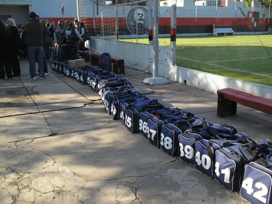 Los profes hicieron que los niños acomodaran los bolsos según sus respectivos números.