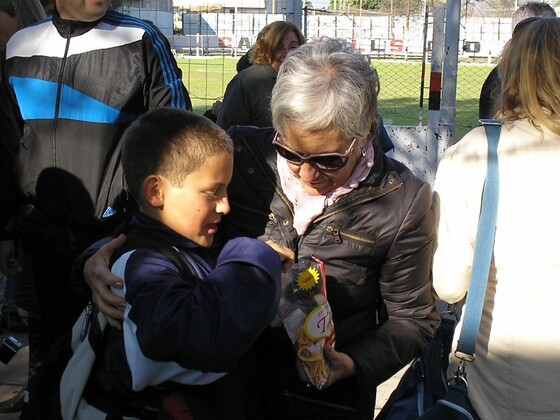 Una abuela dándole el último beso y abrazo a su nieto, antes de encaminarse al ómnibus.