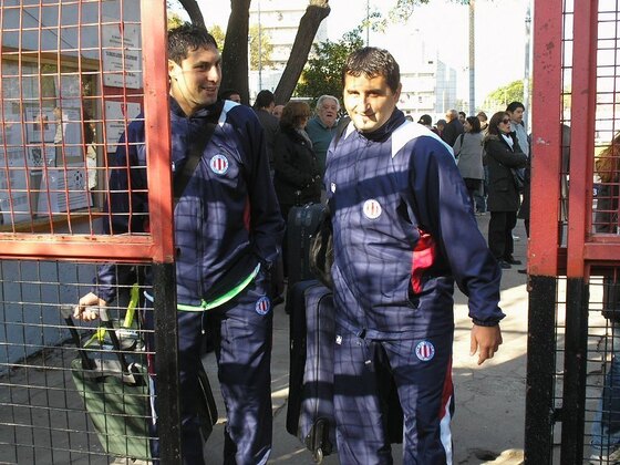 Gonzalo Magurno y Hernán Pisani, dos de los Profes responsables, saliendo de Malvinas.