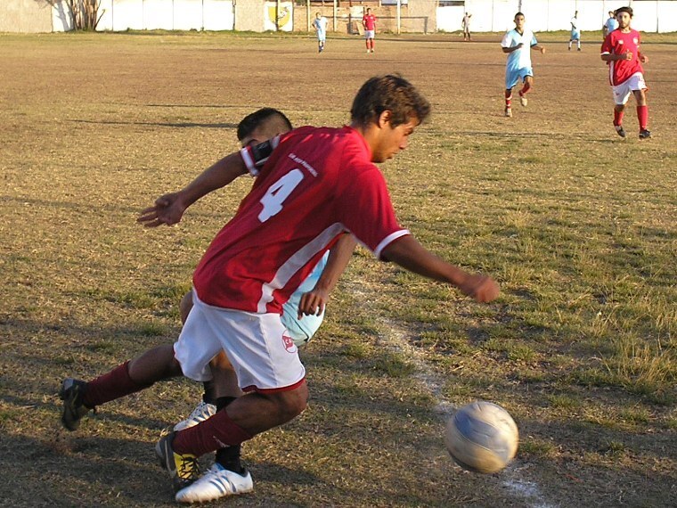 Leo Ottoño, autor de un gol y una de las figuras del partido, desbordando por derecha.