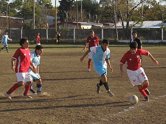 Andrés Baratucci buscando espacios en una acción del primer tiempo, cuando estaban 0-0.