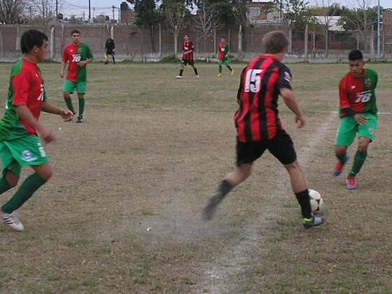 Nahuel Balbastro de Uni&oacute;n de &Aacute;lvarez, pasando entre Xavier Molina y Carlos Ram&iacute;rez.