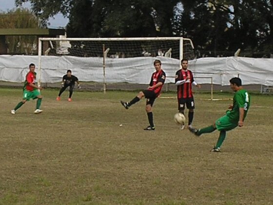 Romero patea un tiro libre que no traerá gran riesgo para el buen arquero Brian Sosa.