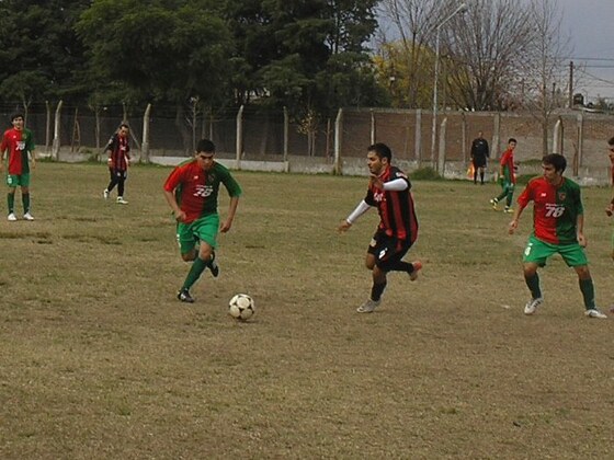 Sandoval escapa a la marca de Lares. El "11" de Unión tuvo una muy clara en sus pies.