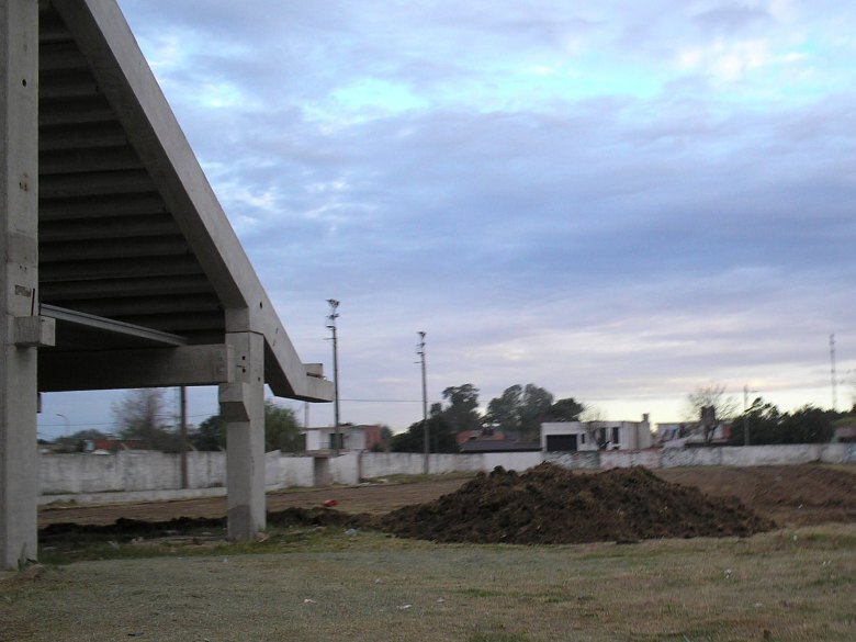 Actualmente se está trabajando sobre el terreno de juego, para instalar el riego artificial.
