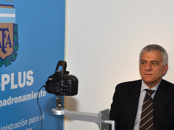 El Presidente de NOB, Guillermo Lorente, fue el primero en empadronarse. Foto: AFAPLUS.