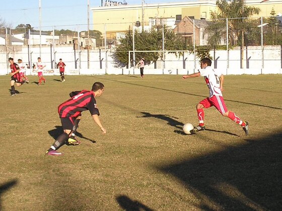Brian Díaz, el "enganche" de Arijón, encarando a Cuellar en una acción del primer tiempo.