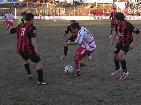 Una postal del partido. "Gamuza" Díaz tratando de eludir rivales. A veces pudo, a veces no.