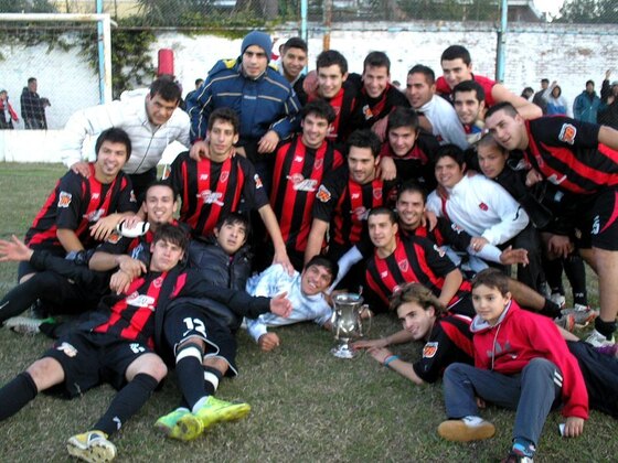 Con la Copa. Después de la vuelta olímpica el plantel se desplomó para la última foto.