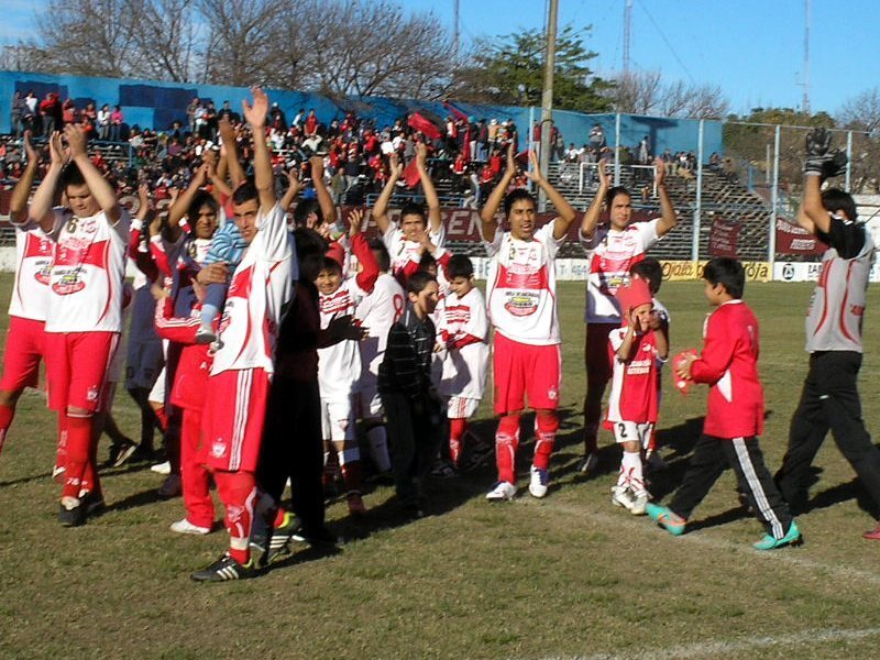 Los jugadores de Arijón fueron recibidos con aplausos y del mismo modo se retiraron.