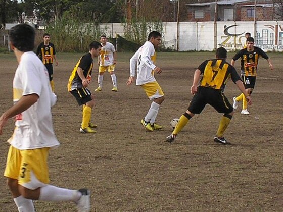 De nuevo Barrios en acción. El "10" también jugó bien. Aquí rodeado por Reyes y Acosta.