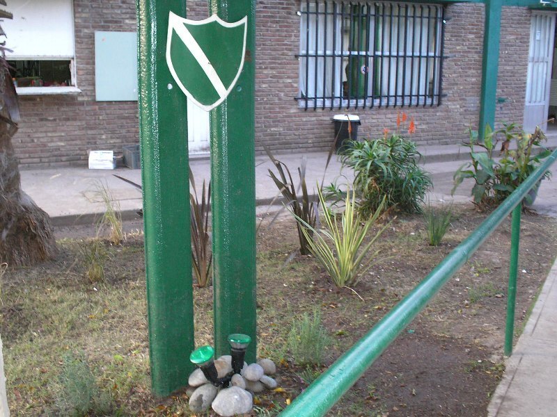 Con dos vigas de hierro pintadas de verde se armó un ingenioso cantero en Social Lux.