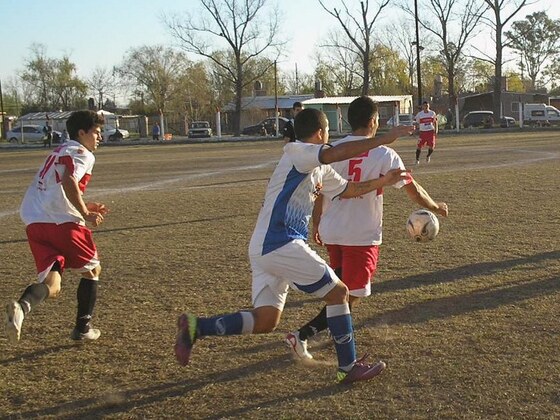 Marsili huye de Benavidez en jugada del complemento. Fue durante el mejor lapso del Telmo.