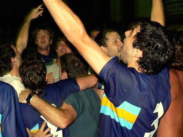 En la foto est&aacute;n P&eacute;rez, Nieto y el resto del plantel de Regatas, festejando el valioso triunfo.