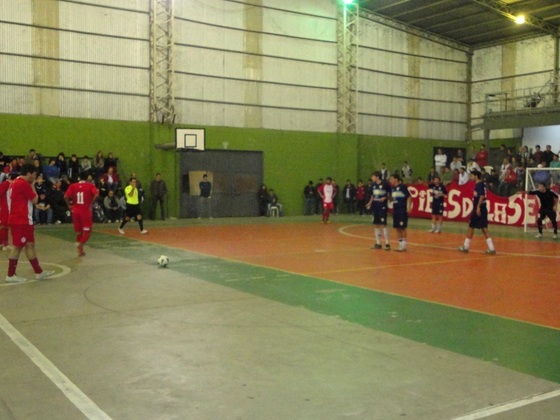 En este tiro libre del primer tiempo, el peligro se terminará diluyendo.