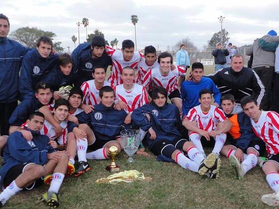 El festejo con la Copa, luego de la entrega de trofeos y medallas. Ma&ntilde;ana mucho m&aacute;s.