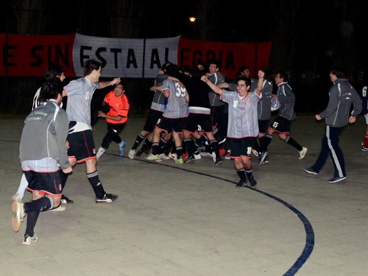 Apenas Ignacio Galacho atajó el último penal se desató el loco festejo.