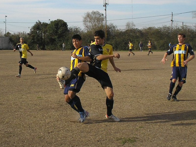 El primer tiempo fue peleado pero en forma más leal. Allí terminarían 2 a 2.