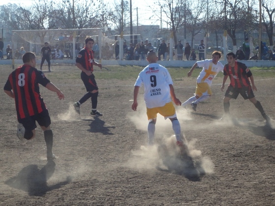 La pelota duerme en el pie derecho de Rolón, tapada de tierra. La cancha estuvo muy seca.