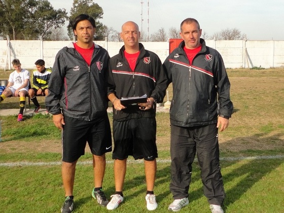 D'Alessandro, en el centro, secundado por Lucero, entrenador de arqueros, y Busso, Profe.