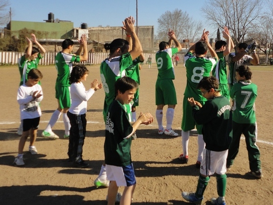 Social saluda a su gente. Los dos quisieron ganar pero debieron conformarse con el punto.