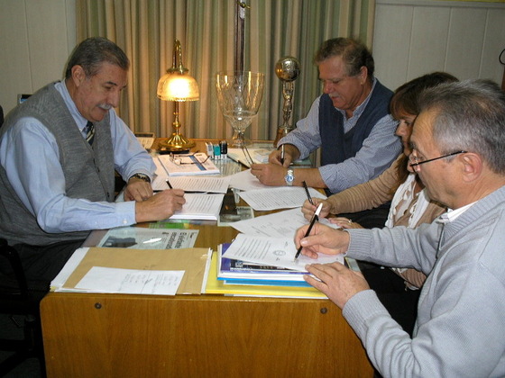 Giammar&iacute;a, Gorrissen, Edreira y D'ascanio, firmando el contrato con Mitre.
