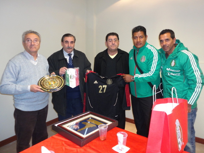 La camiseta de la Selección mexicana negra es una belleza. Igual que el Plato grabado.