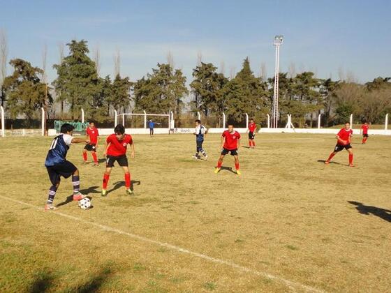 Así marca Rosario. Cuando el rival tiene la pelota el Sub17 de ARF espera escalonadamente.