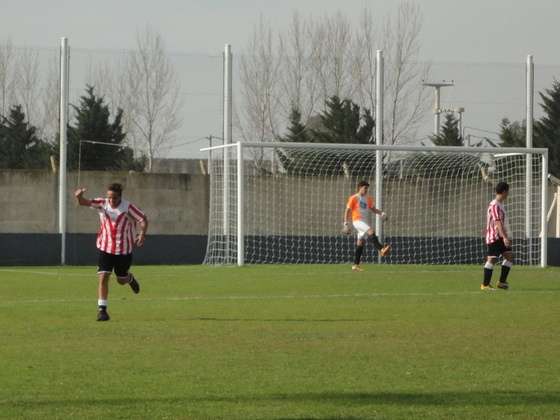 Cuffaro festeja su segundo gol, el más lindo de la tarde. La empaló como los que saben.