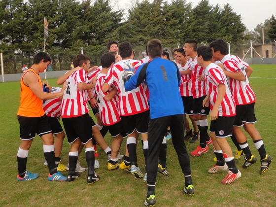 "Dale campeón, dale campeón". Los chicos conformaron un muy buen grupo humano.