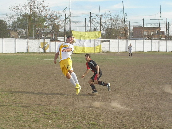 Jonatan Gene peina un lateral. El colorado tuvo una chance clarísima de marcar apenas entró.