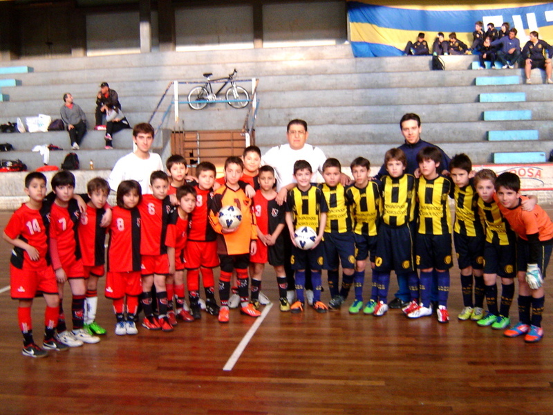Los chicos de la categoría más pequeña animaron un buen partido, lleno de goles.