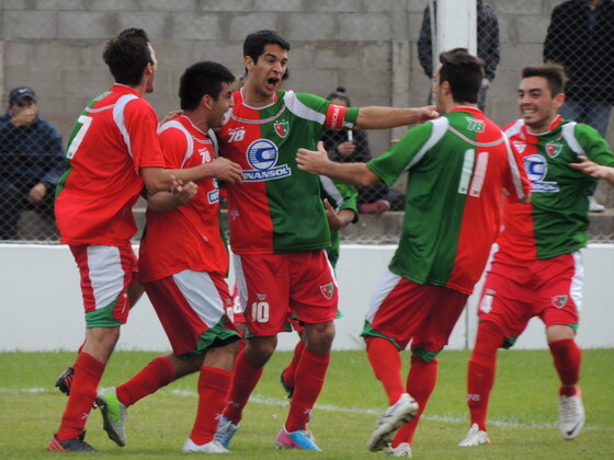 Zacar&iacute;as, Salvatierra, Nicoletti, Miramontes y Vega festejan un gol del primer tiempo.