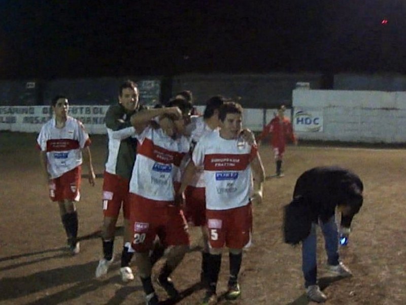 El rojiblanco festeja apenas finalizado el encuentro. Sumó tres puntos de oro.