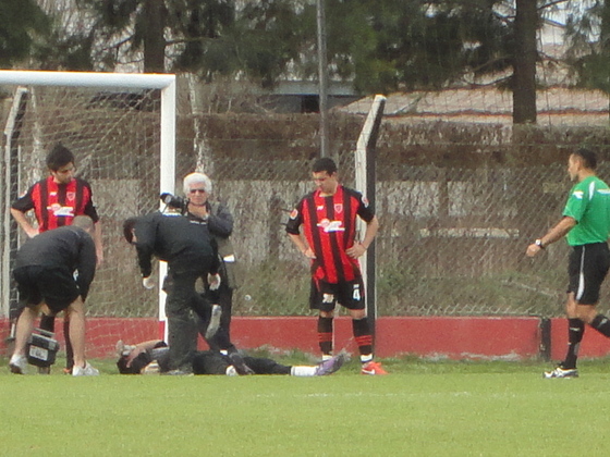 El arquero titular de Unión, Nicolás Fernández, cuando se lesionó y debió ser reemplazado.
