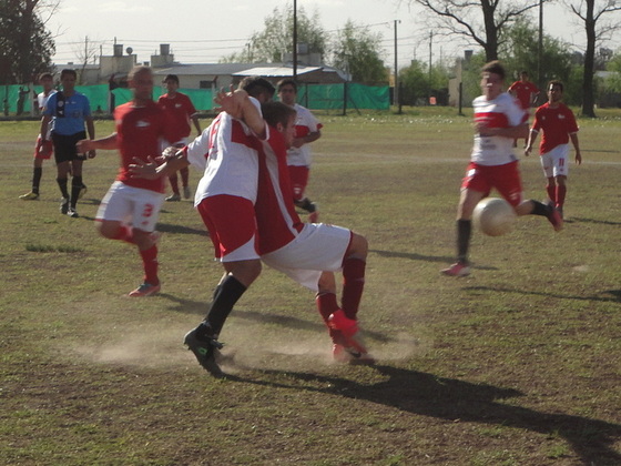 El goleador Pablo Bonacossa aguanta la presión de Matías Yocca. Al 9 sólo le faltó el gol.