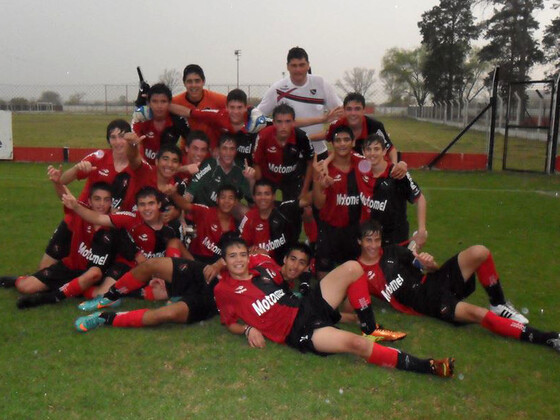 La cuarta gole&oacute; este s&aacute;bado a Sarmiento en Bella Vista y se convirti&oacute; en la primera categor&iacute;a campeona de la Zona A1. Foto: Erica Pizzuto.