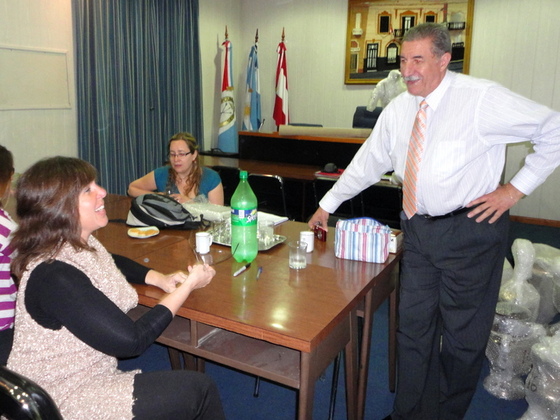 Mario Giammar&iacute;a conversando con Mar&iacute;a Ver&oacute;nica Rath, en un break del trabajo.