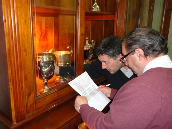 El Vicepresidente Segundo de Rosarina, Sr. Norberto Busso, buscando un trofeo en particular.