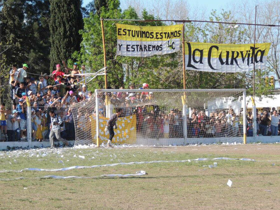 Más de 700 personas se hicieron presentes en cancha del canario para acompañar al equipo.