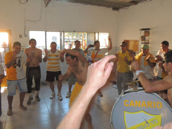 Tras el 5 a 1 se desató la alegría entre el plantel y los hinchas. La fiesta duró hasta altas horas.