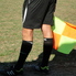 Con el silbato o con el banderín, el árbitro cumple un rol fundamental en el fútbol.