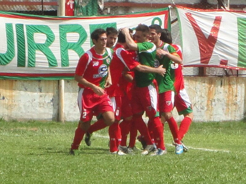 Festejo del gol de Fabricio Zacarías, que empujó a la red un centro de Bruno Milanesio.