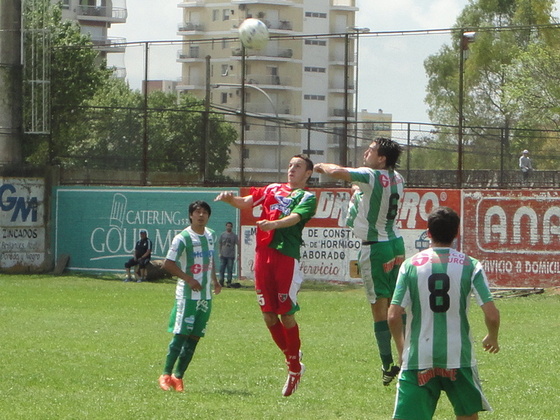 Facundo Camafreita salta a cabecear con Miguel Yuste, el segundo central de Sunchales.