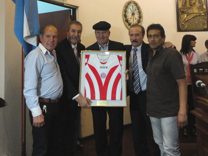Mario Giammaría le entrega a Carlos Griguol la camiseta encuadrada de nuestra Selección.