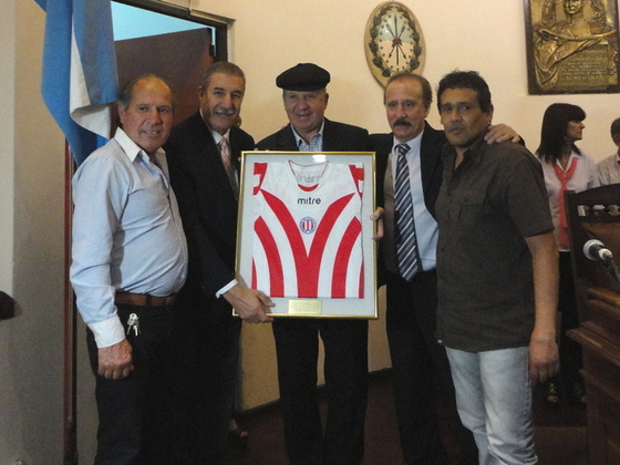 Mario Giammar&iacute;a le entrega a Carlos Griguol la camiseta encuadrada de nuestra Selecci&oacute;n.