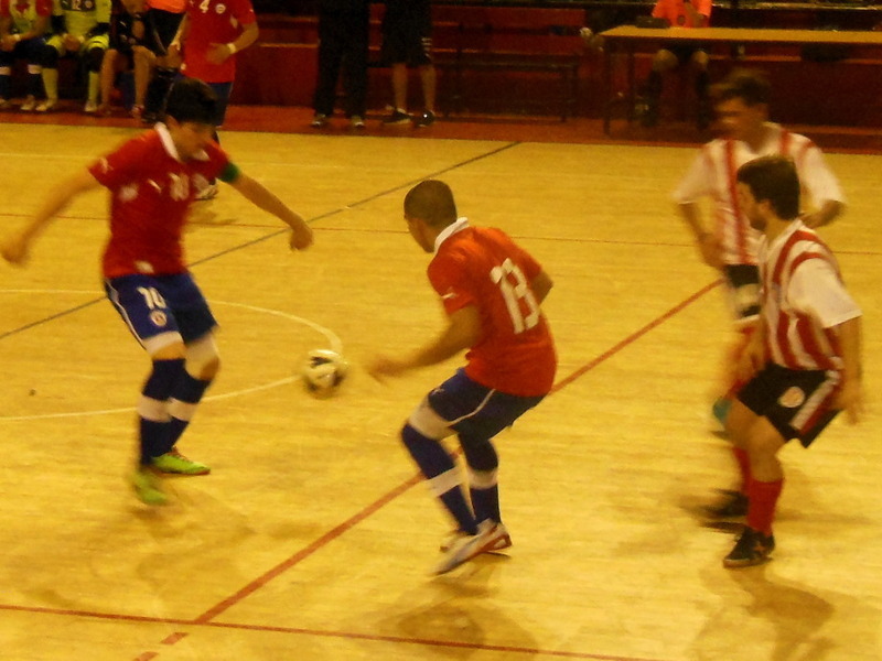 Lucas Testoni, con la 6, aprieta un intento de remate chileno. Foto: Marcelo López.