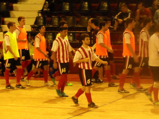 Así ingresaba nuestra Selección de Futsal al Cubierto de Ñuls. Foto: Marcelo López.